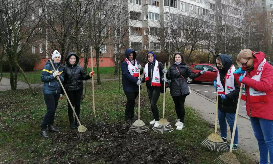 Акции по благоустройству и озеленению территорий продолжаются в Ленинском районе