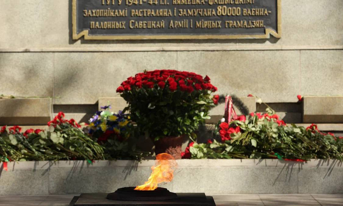 Делегация Ленинского района во главе с заместителем главы администрации Черник Г.В. возложила цветы к мемориальному комплексу «Шталаг-352»