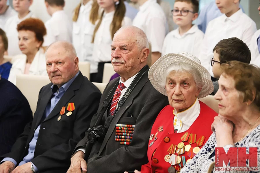 Ветеранов Ленинского наградили юбилейной медалью «80 лет освобождения Беларуси»
