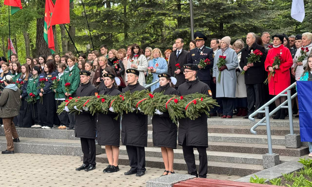 Торжественная церемония возложения цветов к Воинскому захоронению в Лошицком парке прошла сегодня в Ленинском районе