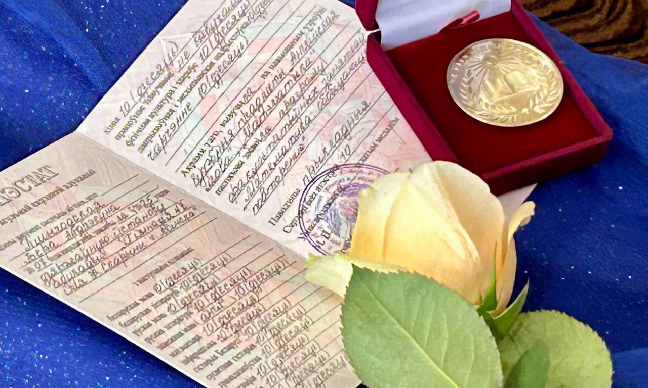 Счастливые моменты торжественного  события — церемонии награждения  золотых и серебряных медалистов  выпуска — 2025