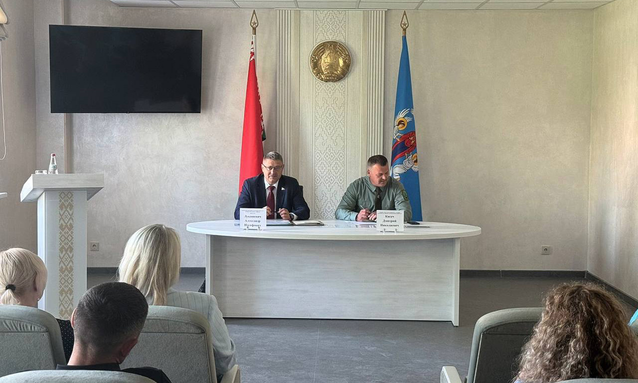 В рамках Единого дня информирования депутаты района провели встречи в трудовых коллективах