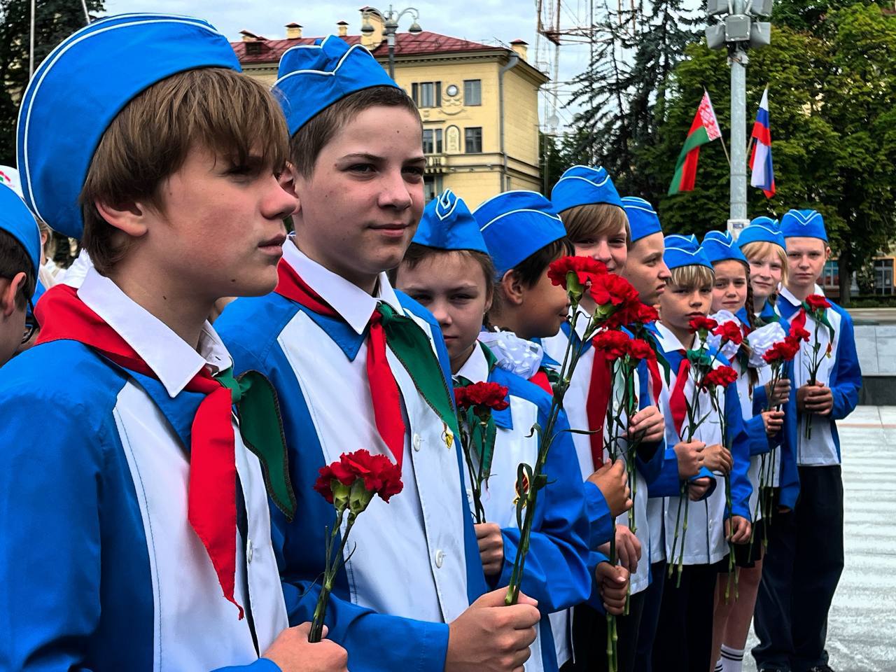 Ленинский район принял участие в патриотической акции «Календарь памяти» на Площади Победы