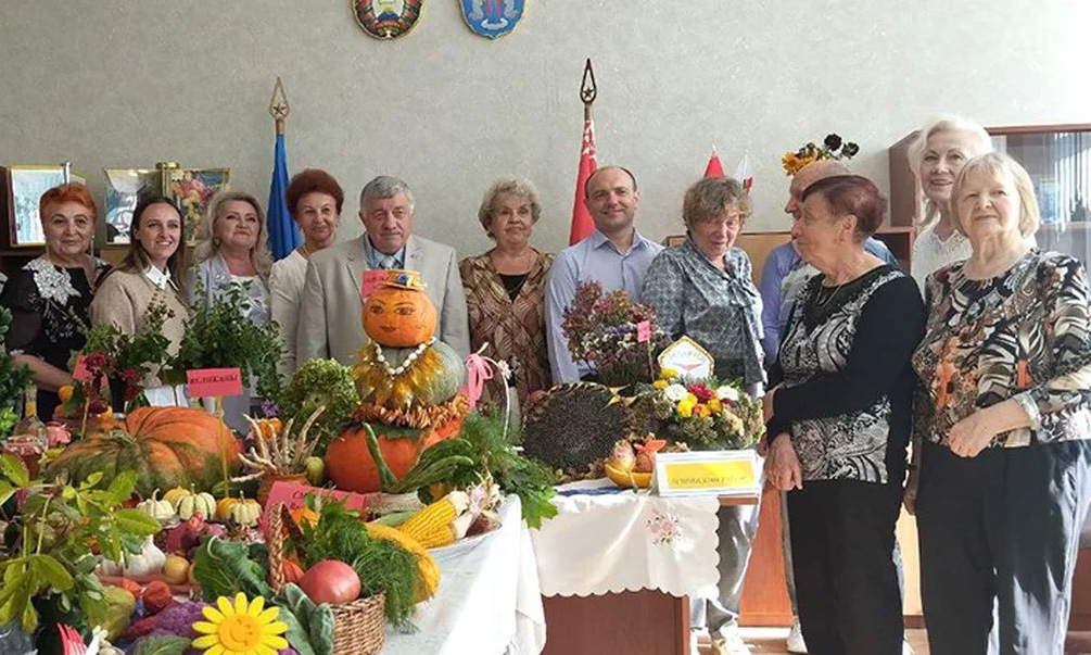Чиполлино в лодке и снеговик из тыквы. В Ленинском прошли «Ветеранские дожинки»