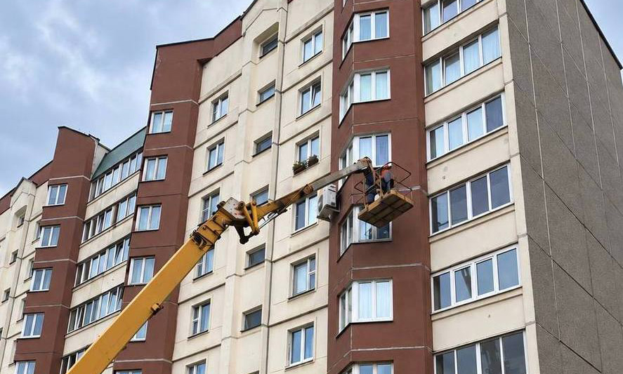Тепло и комфорт в домах: ЖКХ Ленинского района продолжает ремонт межпанельных стыков