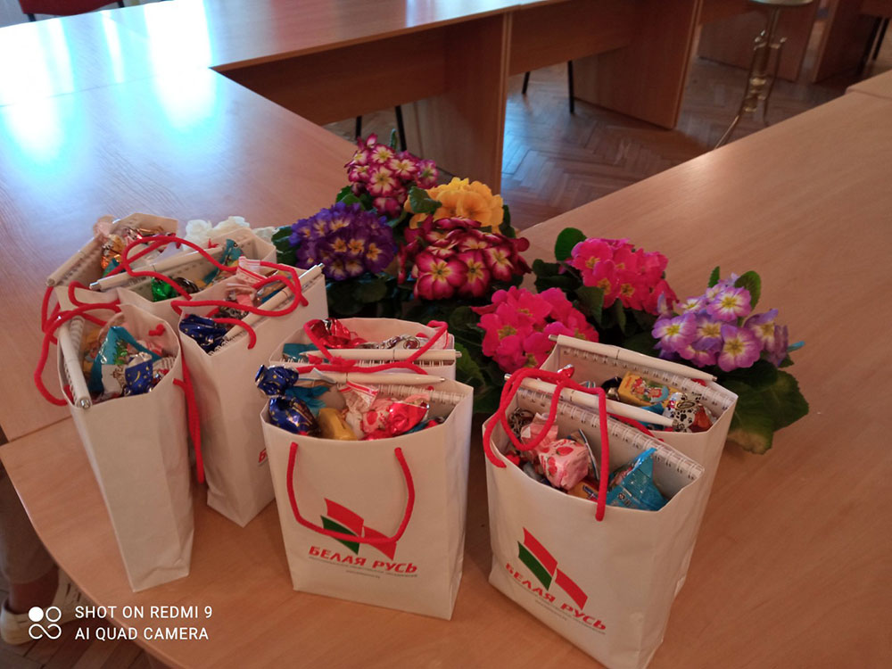 Районная  общественная организация «Белая Русь» поздравила женщин, проживающих в  учреждении  "Специальный дом для ветеранов, инвалидов и пожилых людей № 1".